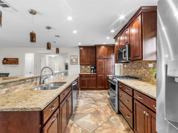 2530 Springhill Dr, Dallas, TX 75228