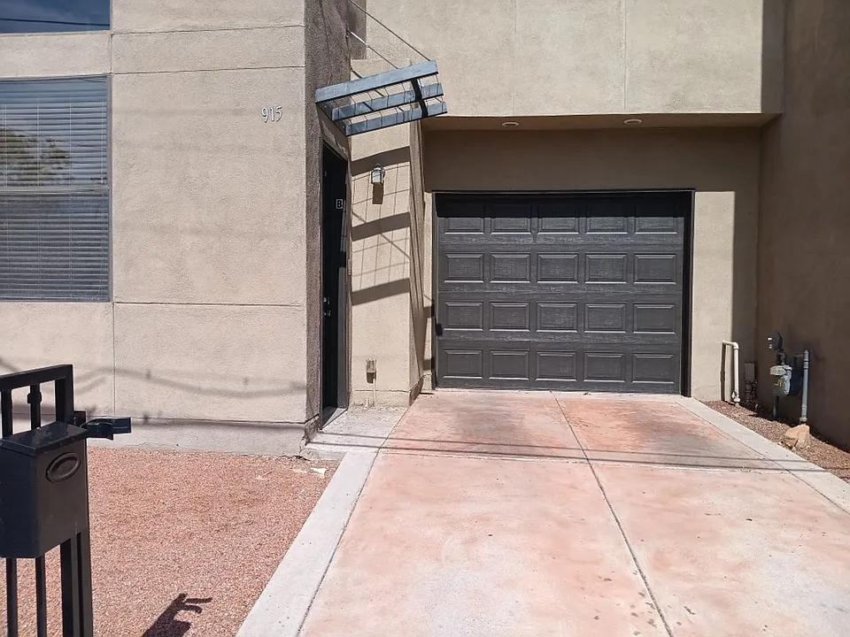 915 Edith Blvd NE