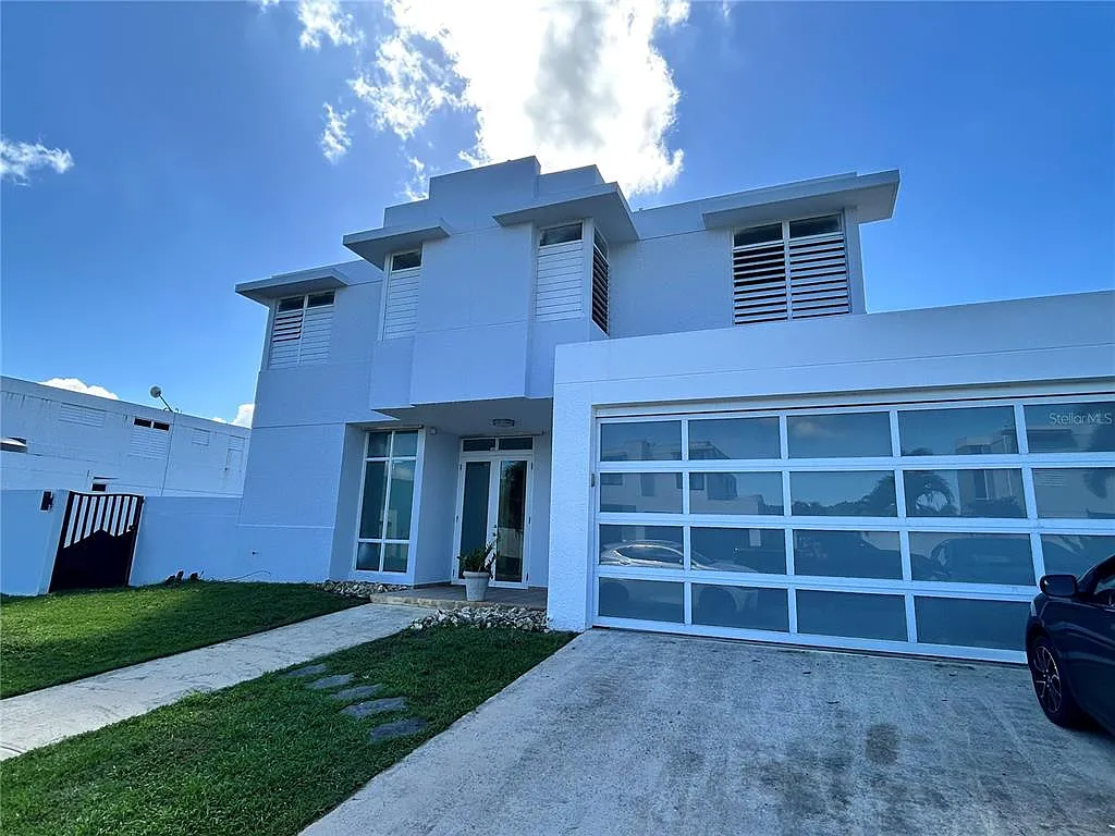 4 bed, 2.5 bath, 2667 sqft, $2,400 — Photo 1