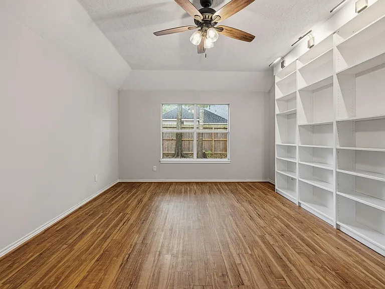 909 Katie Ln — Photo 25
