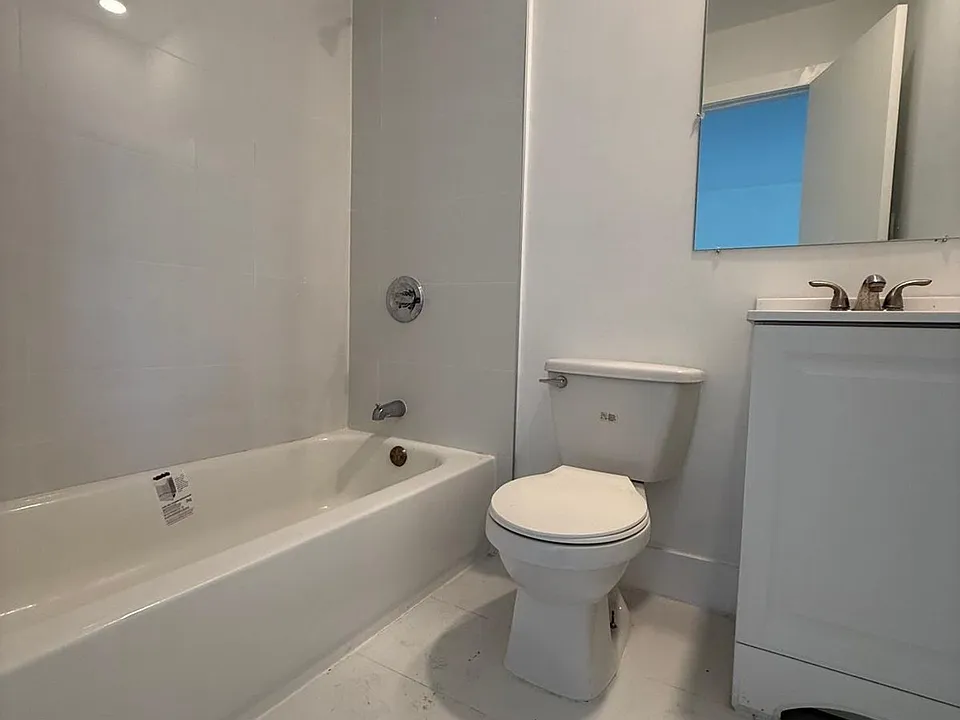 Studio from $1,500/mo & 1/1 from $1,600/mo, newly renovated/Estudio desde $1,500/mes y 1/1 desde ...