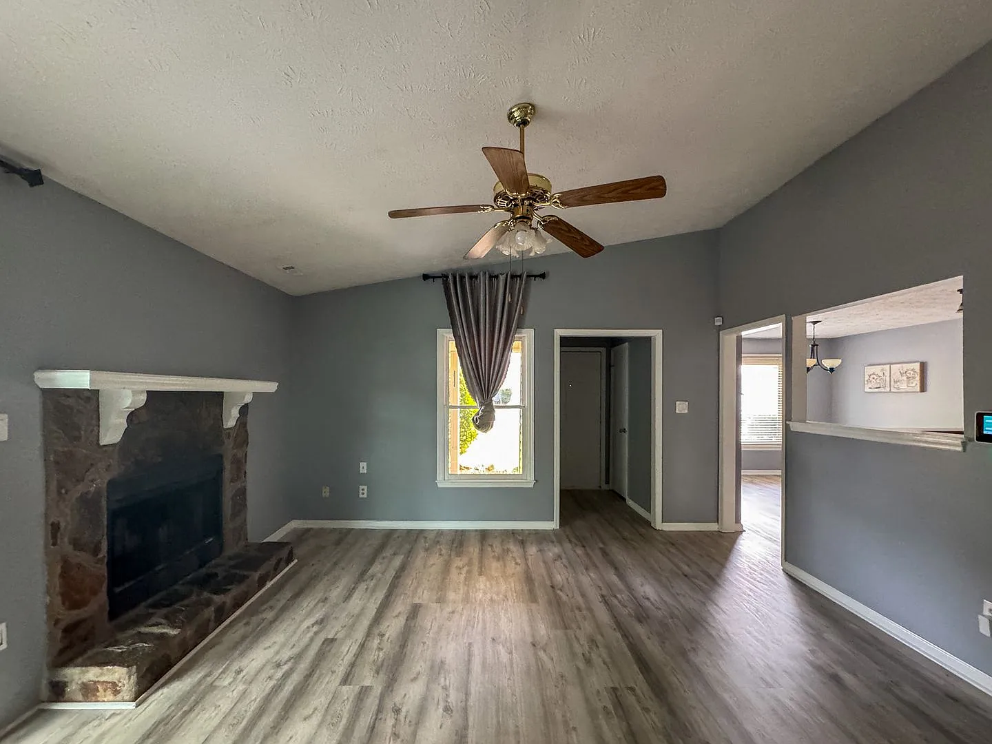 Charming 3 Bed 2 Bath Home with Fenced Yard — Photo 3