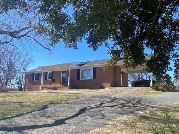 547 Belvue Dr, Mount Airy, NC 27030
