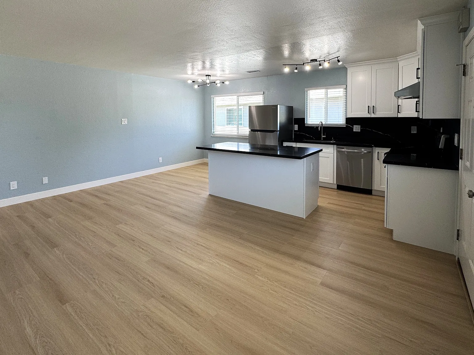 2 bed, 798 sqft, $3,000 — Photo 3