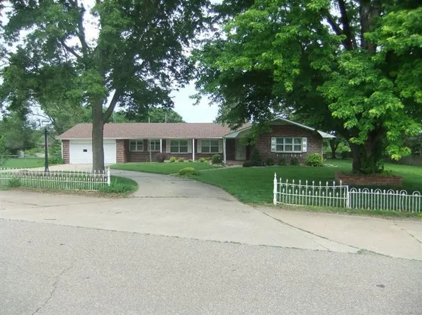 1508 Country Club Ln, Abilene, KS 67410