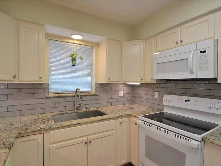 12711 Westleigh Dr — Photo 12