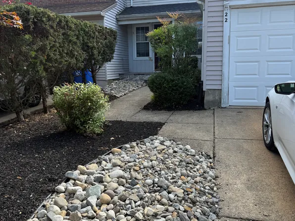 22 Farnwood Rd, Mount Laurel, NJ 08054