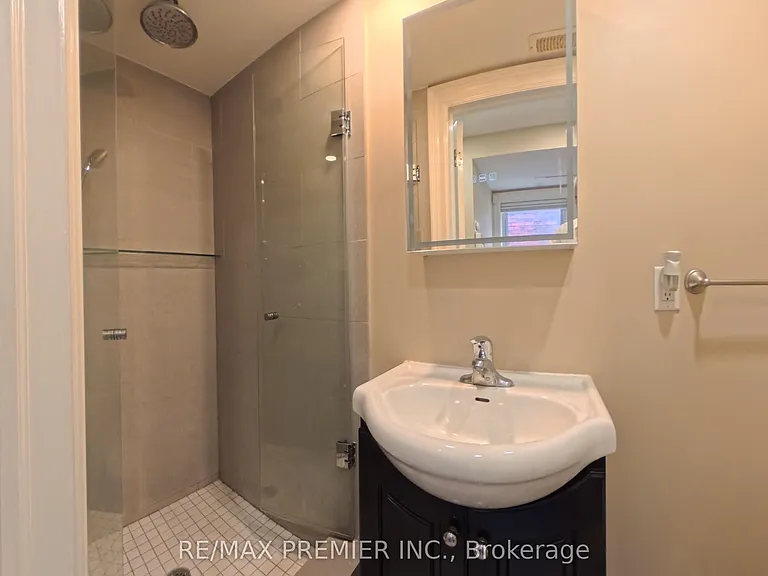 718 Bathurst St #2 — Photo 6