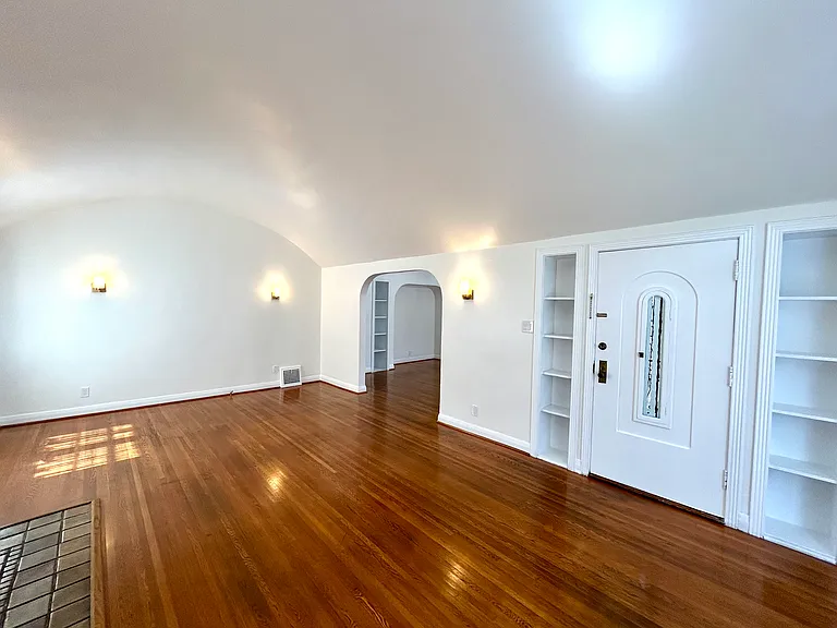 621 S Highland Ave — Photo 4