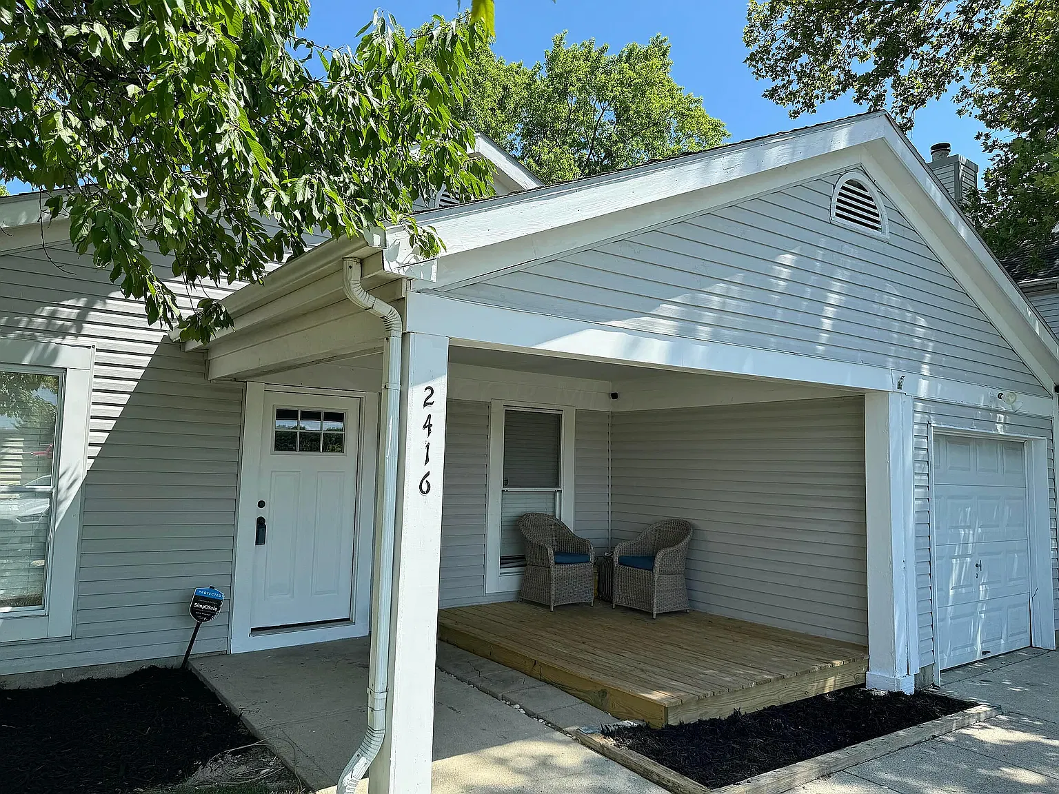 2 bed, 1041 sqft, $1,600 — Photo 1