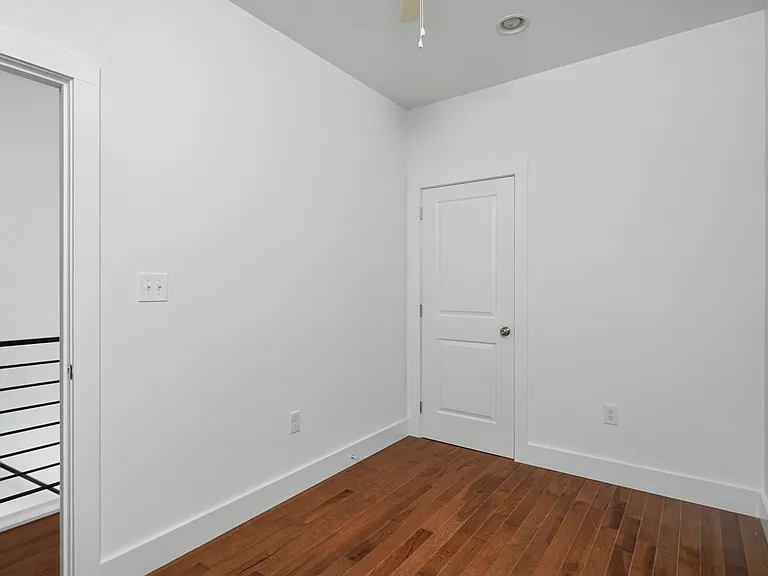 863 E Thompson St — Photo 14