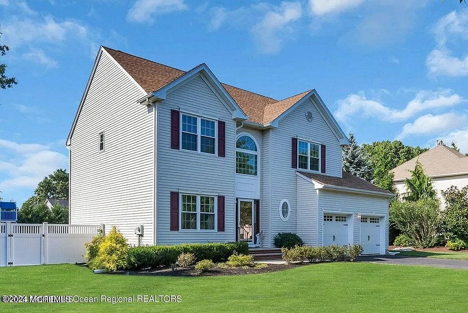 4 bed, 2.5 bath, 2291 sqft, $3,200 — Photo 2