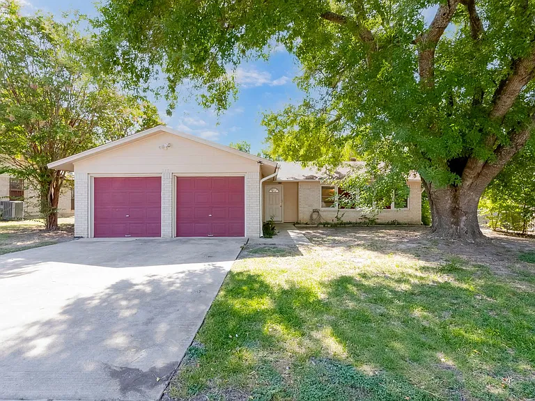2404 Andover Dr — Photo 1