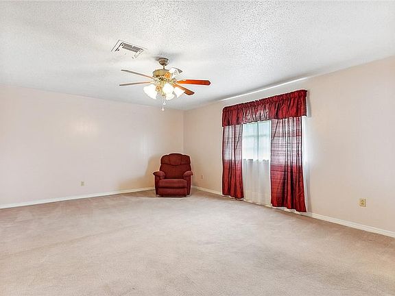 4th image of 621 W Niagara Cir