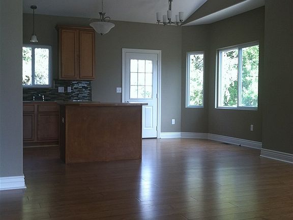 FEATURES PRETTY LAMINATE HARDWOOD FLOORS