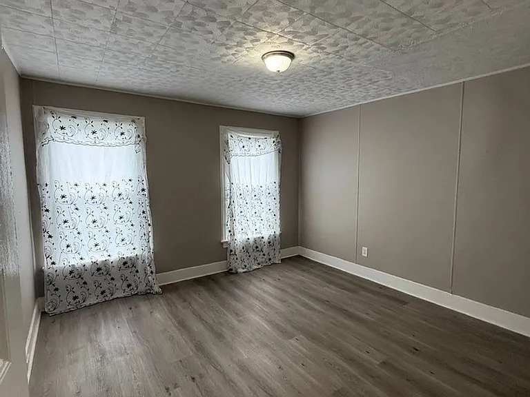 409 Floyd Ave — Photo 2