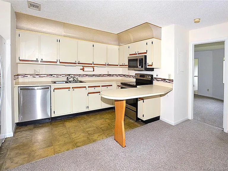 1999 NE Collins Cir #380 — Photo 6