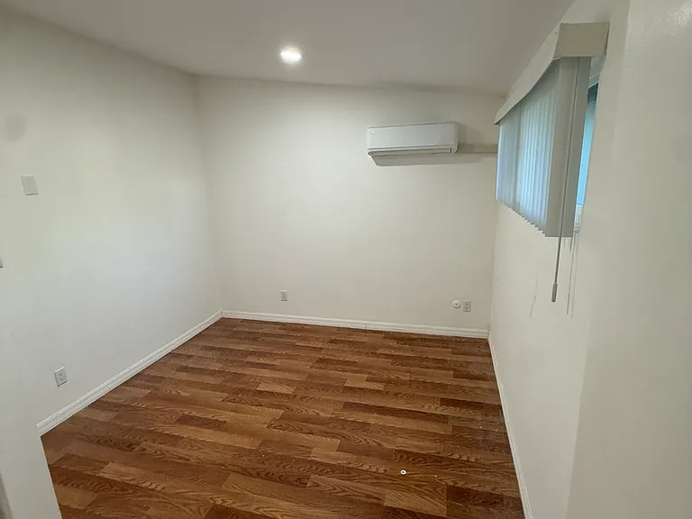 14642 Calvert St #3 — Photo 11