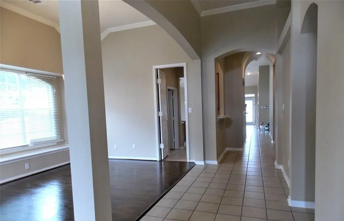 4 bed, 2318 sqft, $2,900 — Photo 3