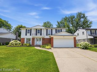 21455 Independence Dr, Southfield, MI 48076