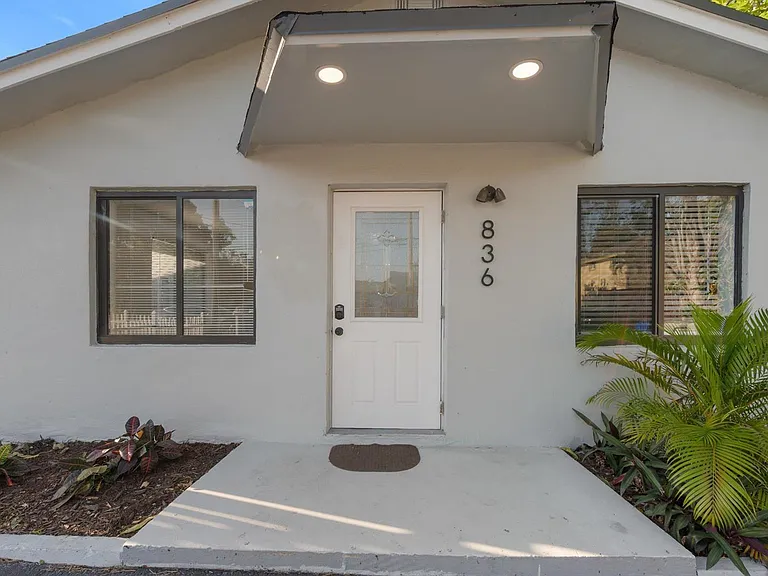 836 SW 13th Ct — Photo 17