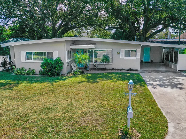 2420 Mineola Dr S — Photo 2