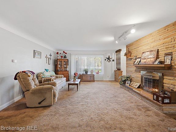 4th image of 2336 E Maple Ave