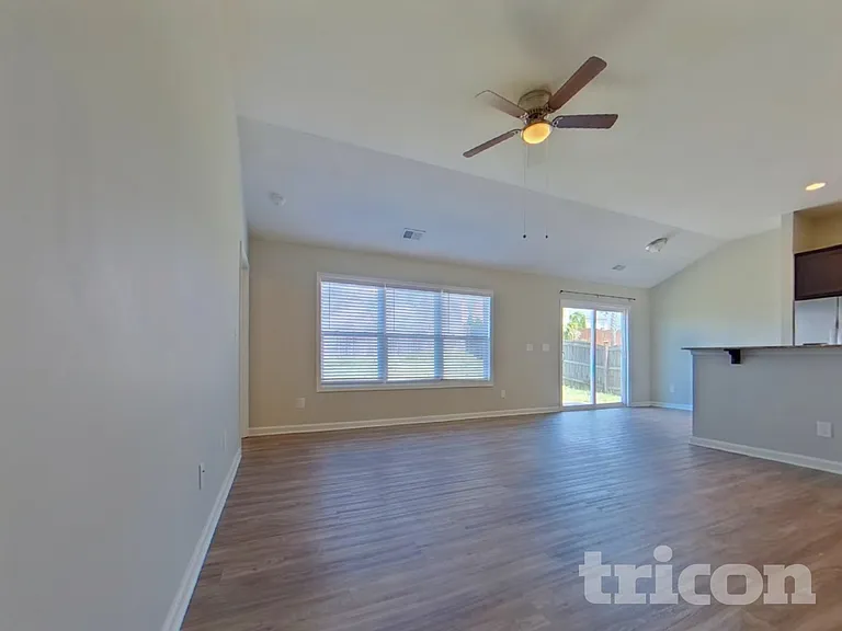 415 Finch Ln — Photo 2