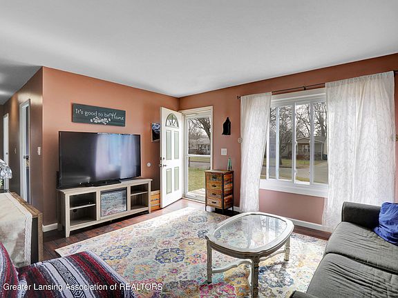 3rd image of 524 Sprucewood Ave