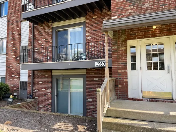 5980 Margie Cir SW APT 205, Navarre, OH 44662