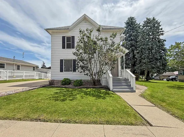 104 5th St SW, Waukon, IA 52172