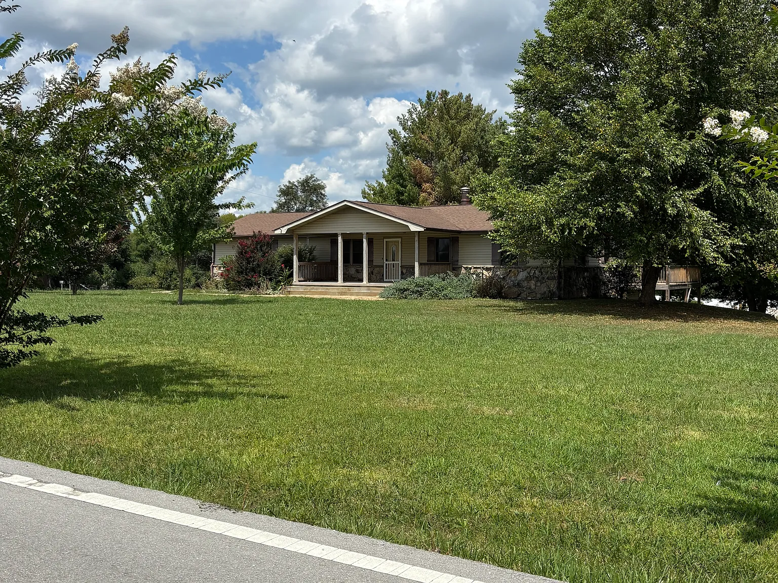 4 bed, 2.5 bath, 2200 sqft, $2,000 — Photo 3