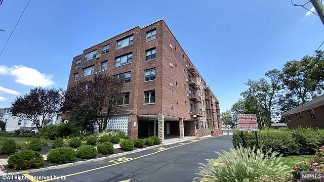 1st image of 275 Hoym St APT 4D
