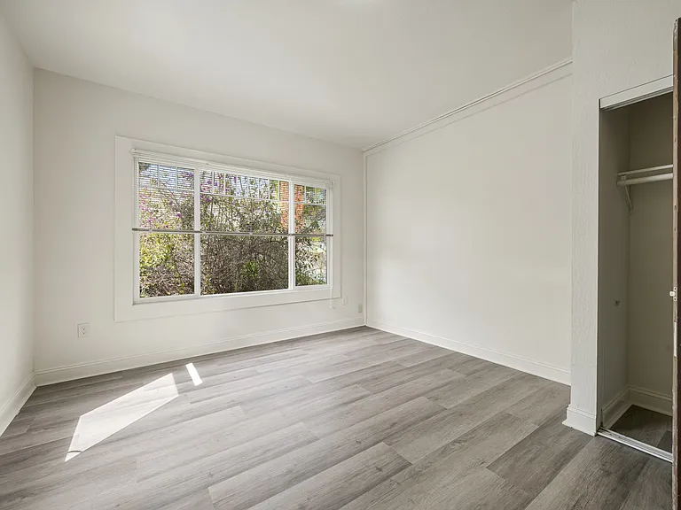 2545 Benvenue Ave — Photo 9