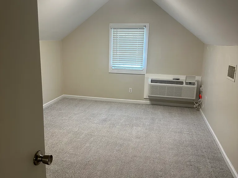 2370 Queen St — Photo 19