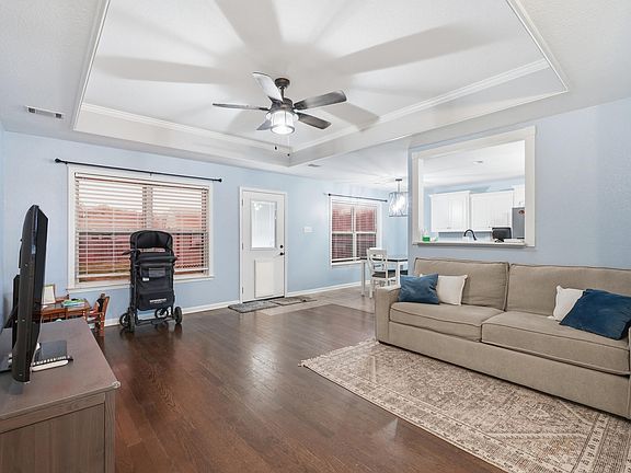 3rd image of 503 Nectarine St