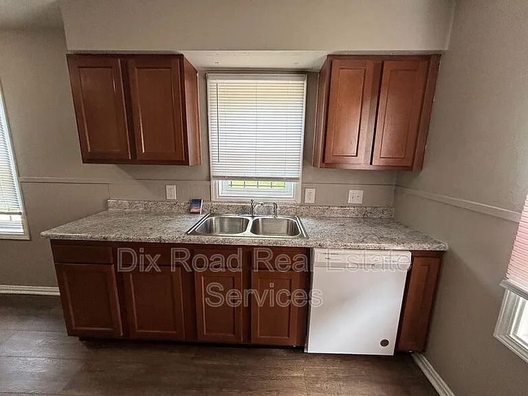 660 Gramont Ave — Photo 12