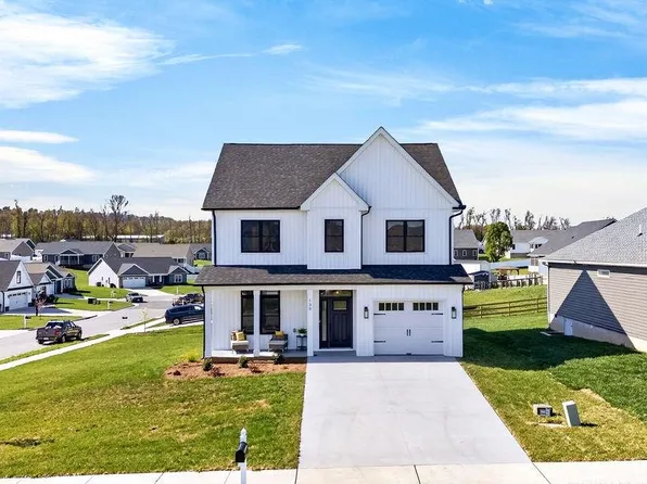 135 Langley Dr, Waynesboro, VA 22980