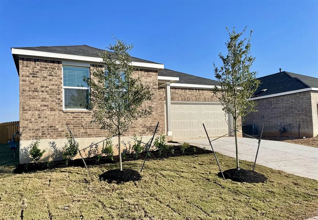 4 bed, 2.0 bath, 1860 sqft, $1,895 — Photo 2