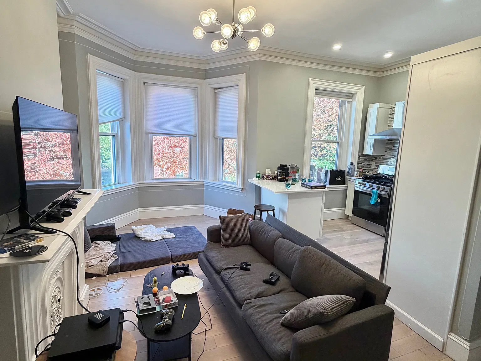 4 bed, 9999 sqft, $7,100 — Photo 2