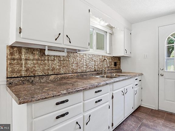 4th image of 2060 Sandalwood Ct