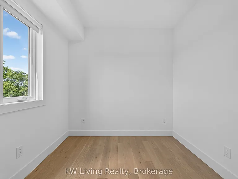 484 Westmount Ave — Photo 23