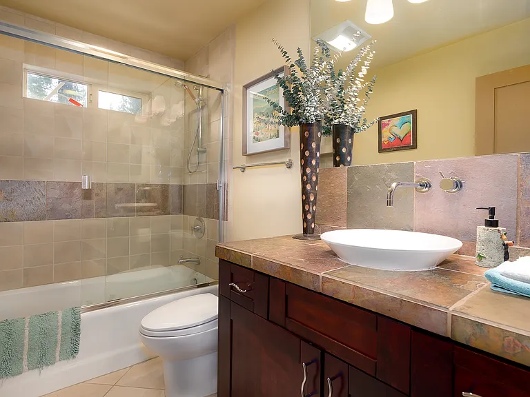 2nd bath (1st Floor)