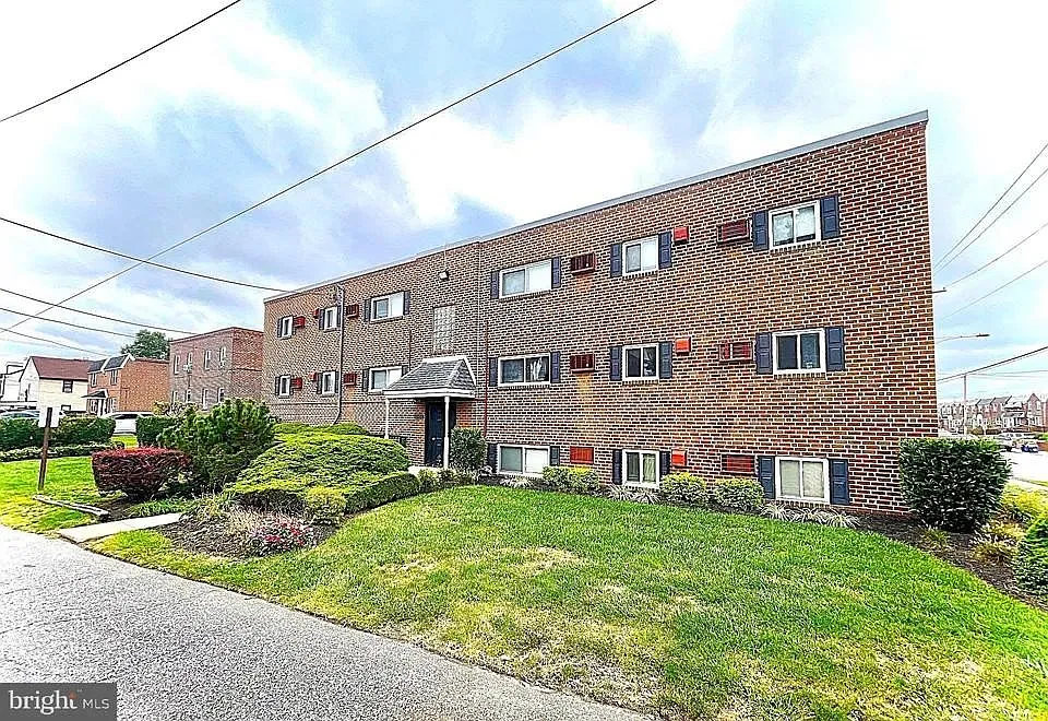 4401 Sheffield Ave - 3 — Photo 4