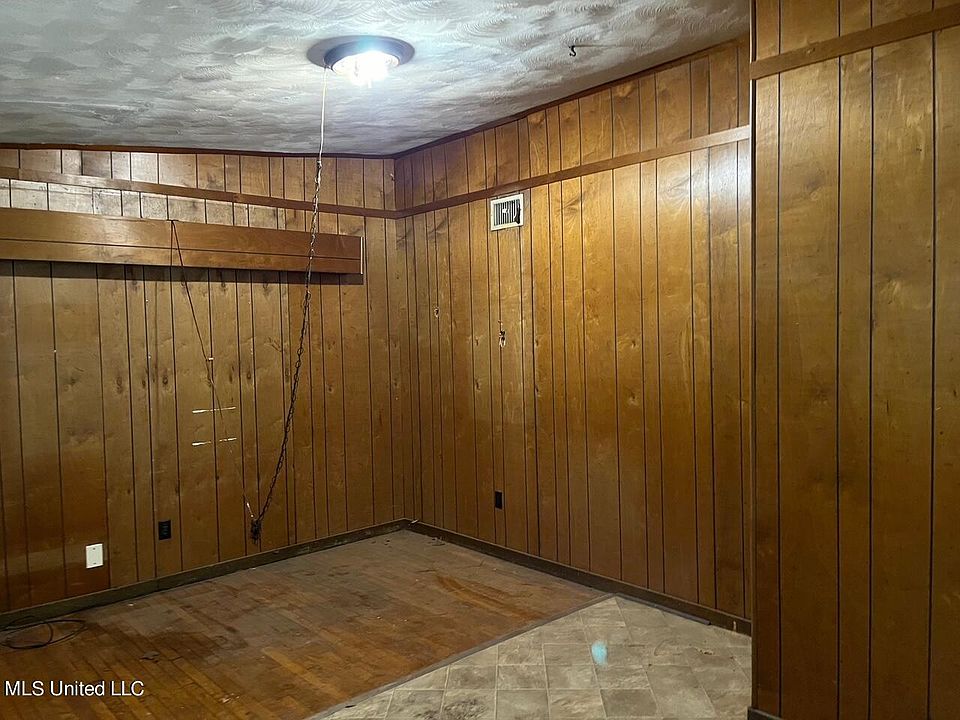 2nd image of 1221 Tara Rd