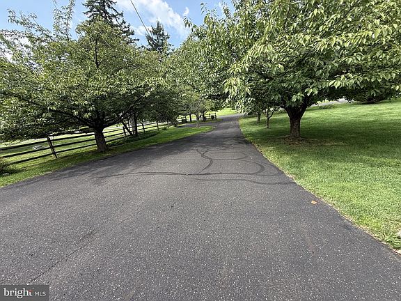3rd image of 1484 Grasshopper Rd