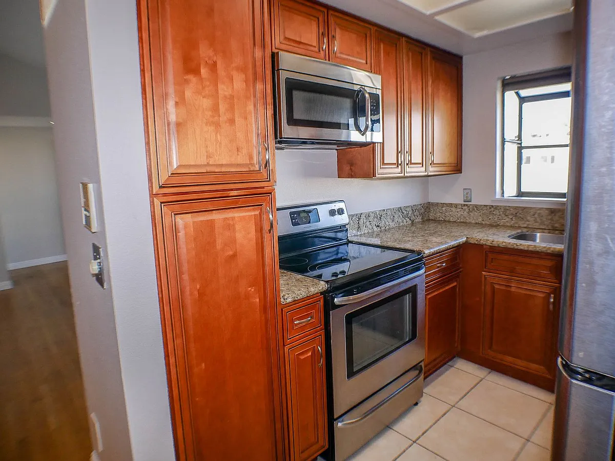 Building Photo - 4569 Hamilton St #5