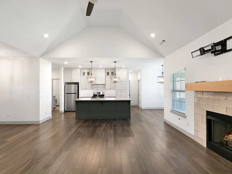 1001 Laux Ln — Photo 3