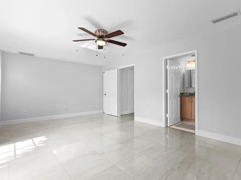 621 NE 8th Ave — Photo 59
