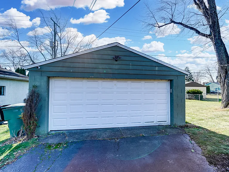 725 Latham Ct — Photo 15